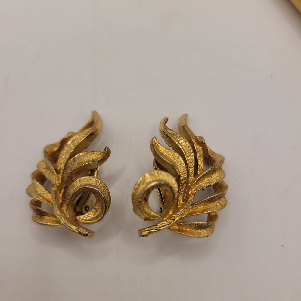 Leaves Vintage Gold Tone Clip On Earrings